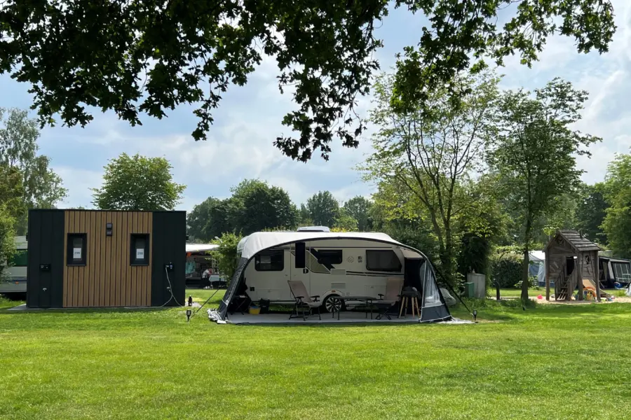 Komfortplatz mit Privatsanitär (autofrei) Ferienpark de Luttenberg